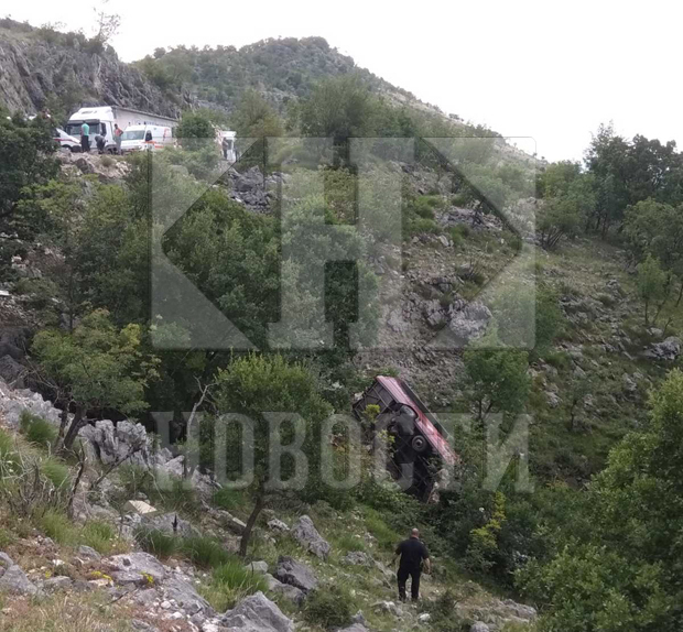 Тежак удес код Никшића: После судара са аутомобилом аутобус слетео са пута, више повређених, има и мртвих, спасиоци извлаче путнике (ПРВЕ ФОТОГРАФИЈЕ СА МЕСТА НЕСРЕЋЕ)